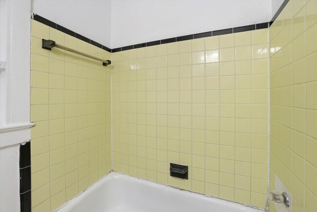 Building Photo - 519 W 6th Ave