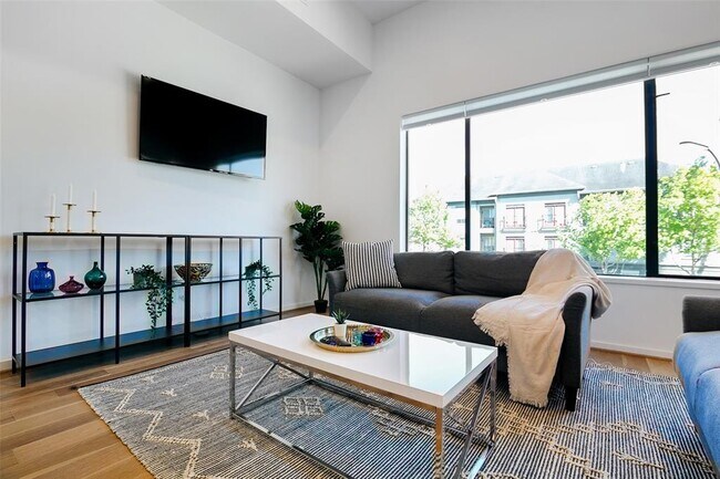 Building Photo - 511 Memorial Heights Dr
