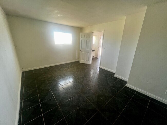 Building Photo - 6568 Oasis Ave