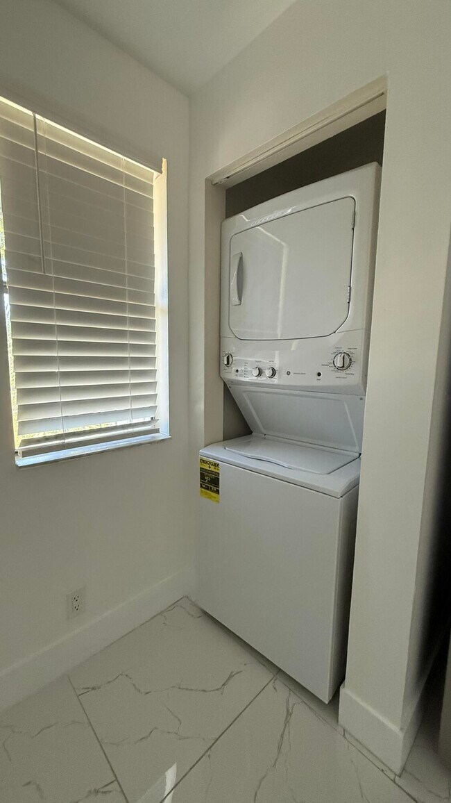 Building Photo - 4805 Arjaro Dr