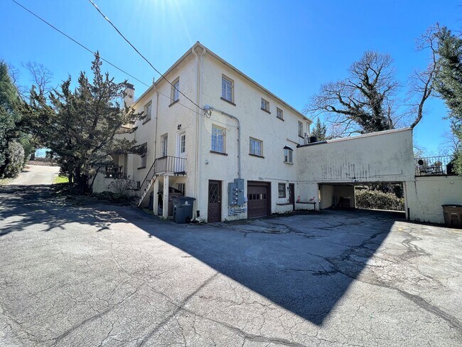 Building Photo - 4039 Kingston Pike