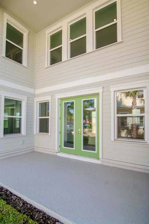 Building Photo - 402 E Oak Ave