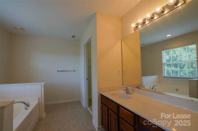 Building Photo - 6021 Queens Walk Ct