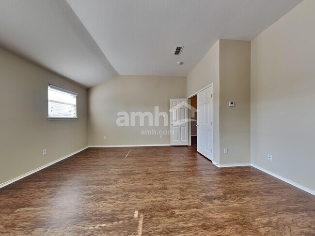 Building Photo - 700 Liberty Ln