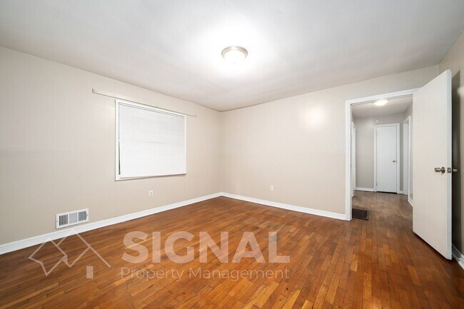 Building Photo - 5117 Highland Ave