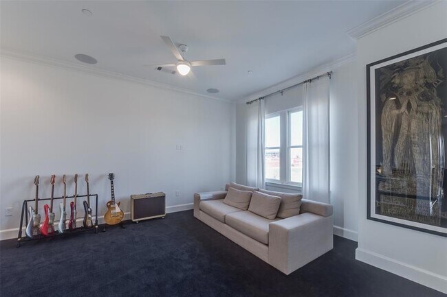 Building Photo - 418 NE 2nd St