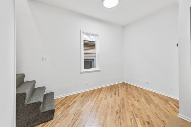 Building Photo - 3037 N Southport Ave