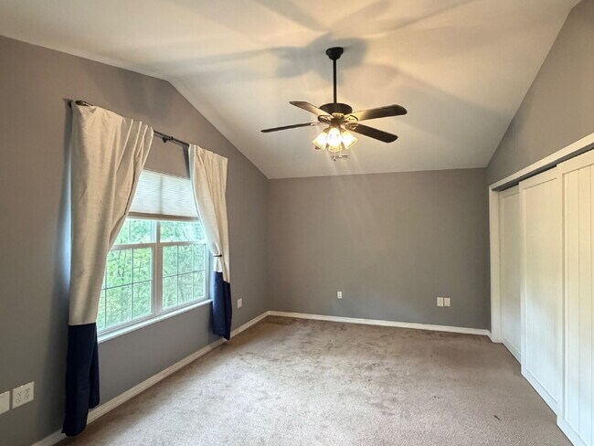 Building Photo - 1270 Skyview Dr