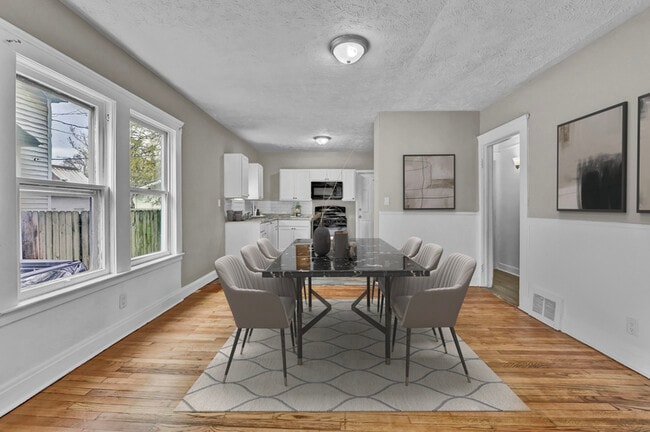 Building Photo - 2034 W 99th St