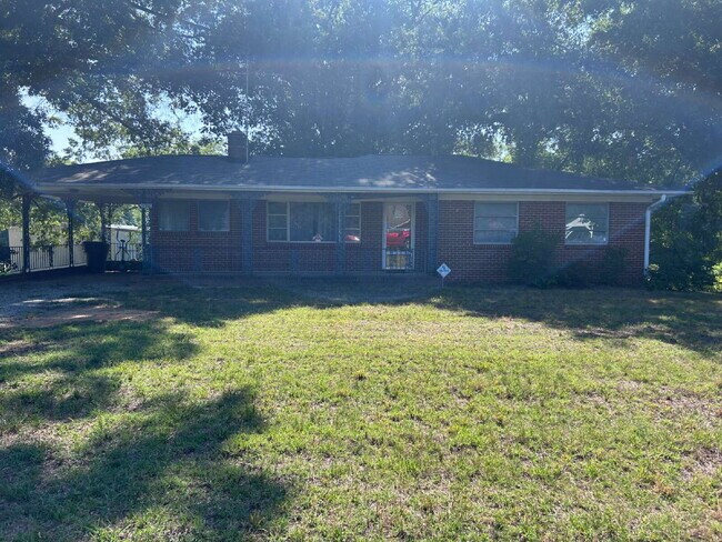 Building Photo - "Charming 3-Bedroom Retreat with Spacious Living in Colfax!"