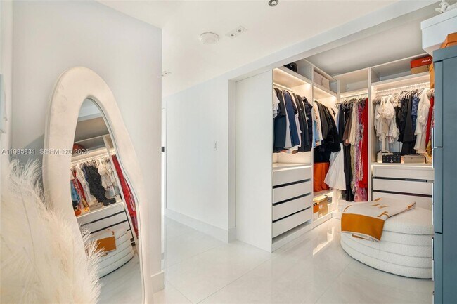 Building Photo - 16485 Collins Ave