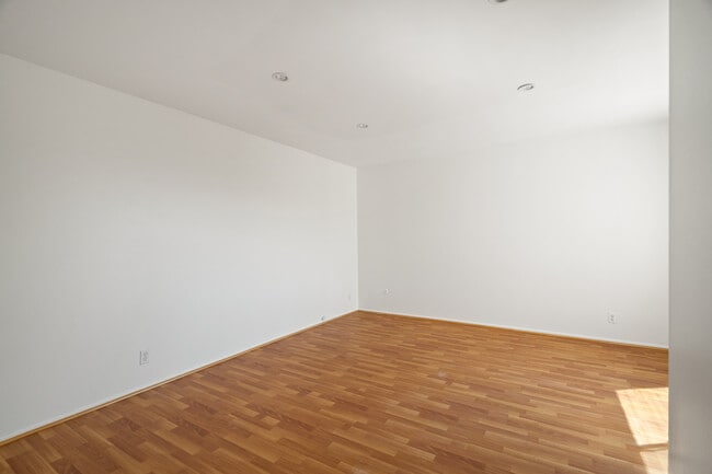 Building Photo - 5900 Canterbury Dr