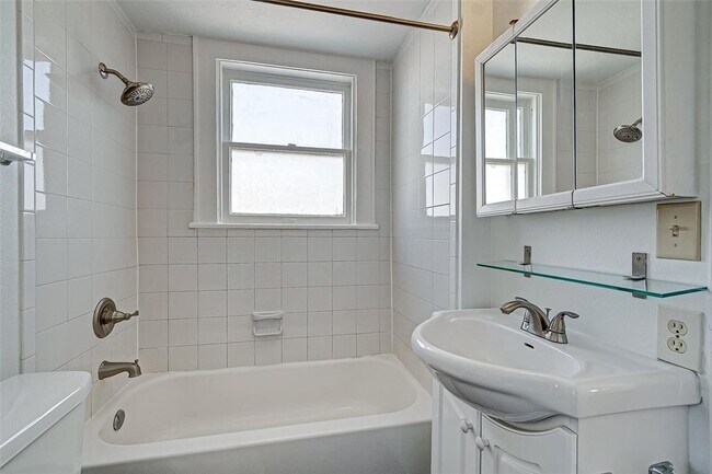 Building Photo - 1024 Heights Blvd