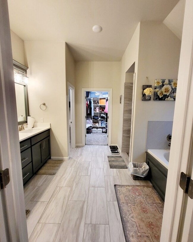 Building Photo - You Could Call This Beautiful 4-Bed, 2-Bat...