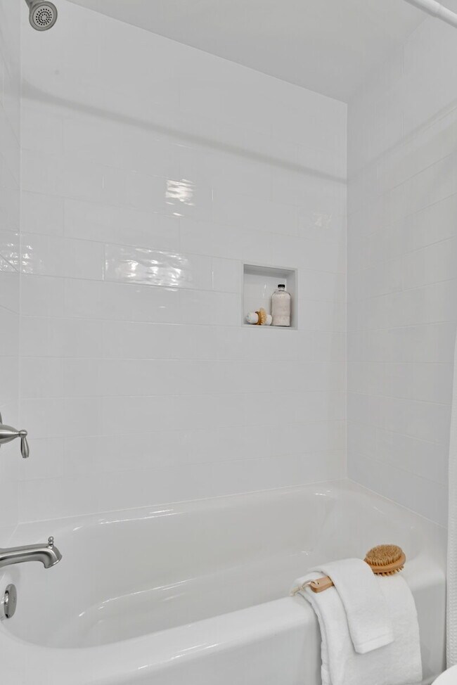 Building Photo - "Luxurious 6-Bed, 6-Bath Arlington Retreat...