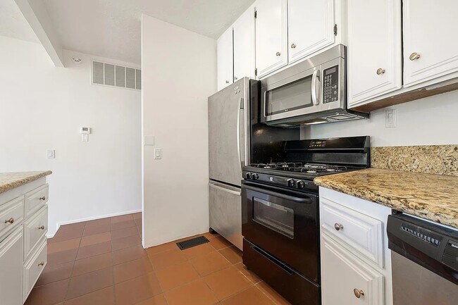 Building Photo - 7038 Pacific View Dr
