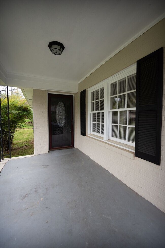 Building Photo - Beautiful home available today!