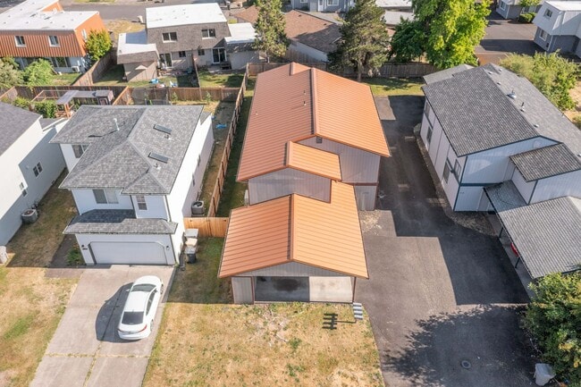 Building Photo - Beautiful 4 Bed, 2 Bath Townhouse with Lots of Closet Space and Laundry In Unit!