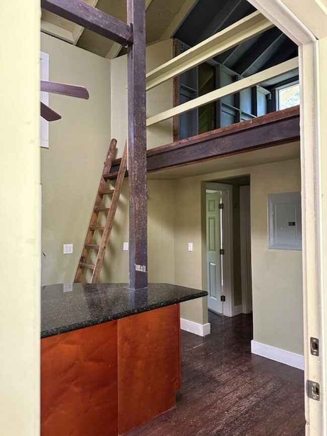 Building Photo - 220 Laniloa Way