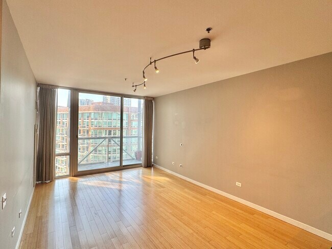Building Photo - 653 N Kingsbury St