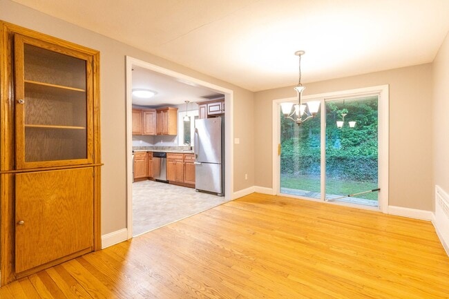 Building Photo - 3 Bedroom, 2 Bathroom home with Finished B...