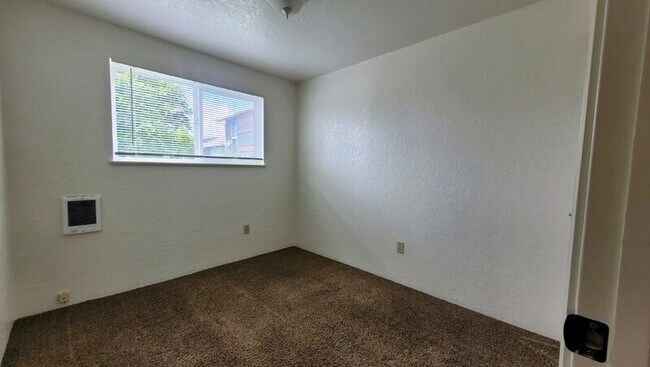 Building Photo - 128 NE Atkinson Ct