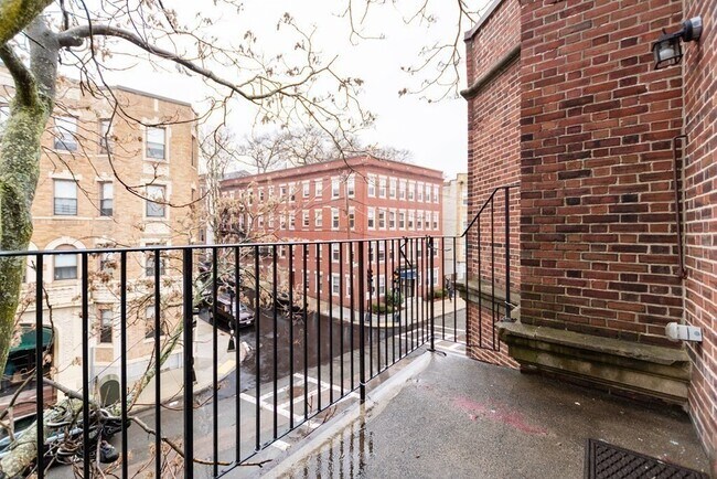 Building Photo - 168 Allston St