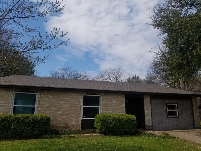 Building Photo - 5421 Parkview Dr