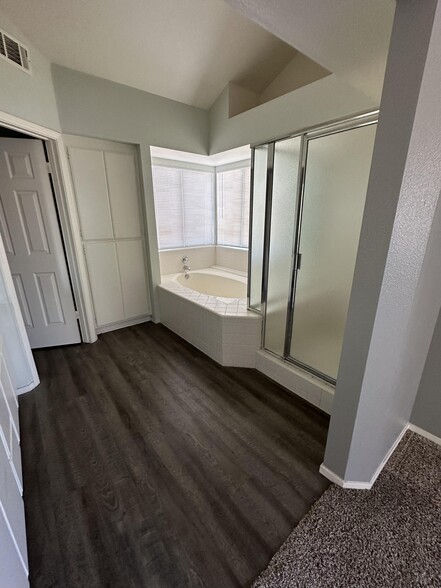 Master Bathroom - 1217 Eastbrook Dr