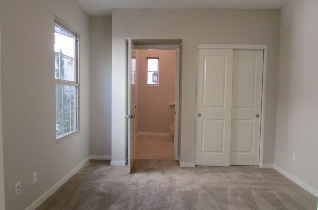 Building Photo - 3 Bed, 3.5 Bath Detached Home in Portola S...