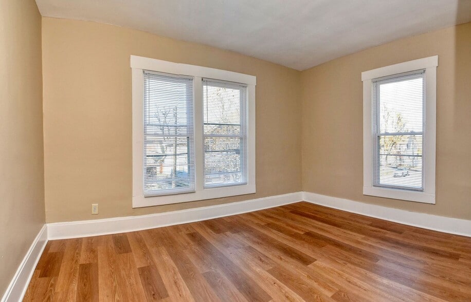 Building Photo - Newly Remodeled 3BR/1.5BA Townhome - Bates Hendricks