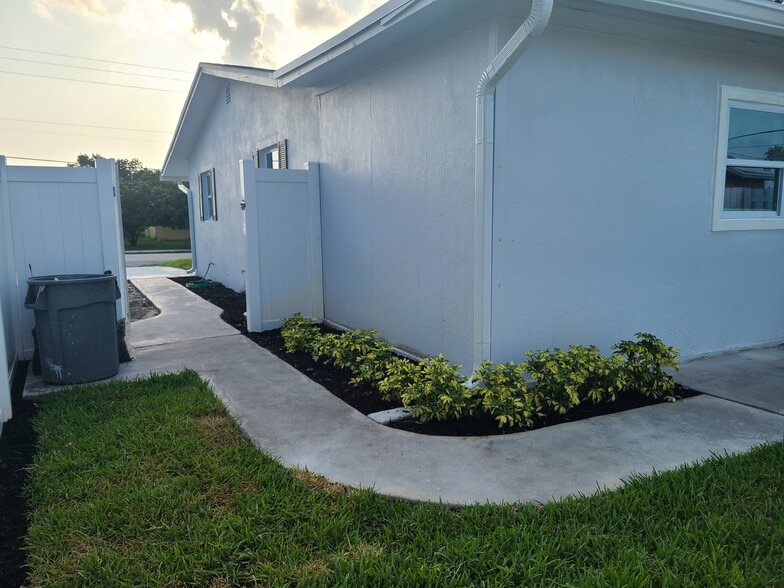 Building Photo - 3031 NE Savannah Rd