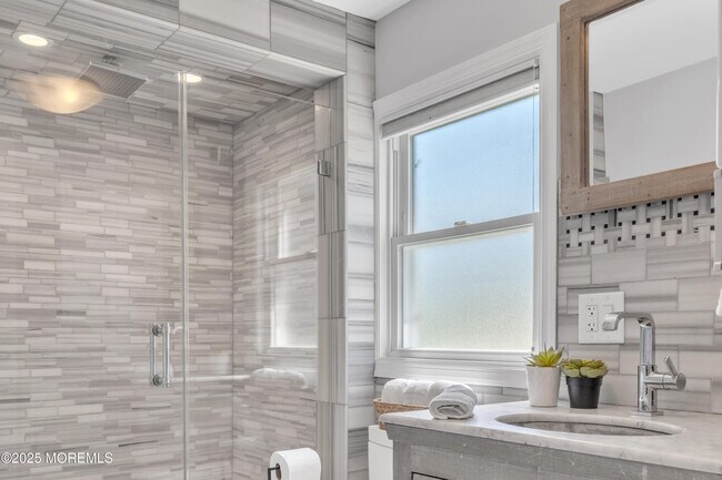 Building Photo - 1822 Parkway