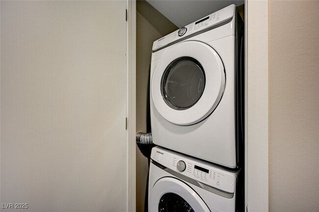 Building Photo - 353 E Bonneville Ave