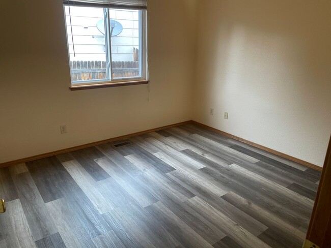 Building Photo - CHARMING 2BD RANCHER in SUNDOWN NEIGHBORHOOD - Security Deposit Waiver Available