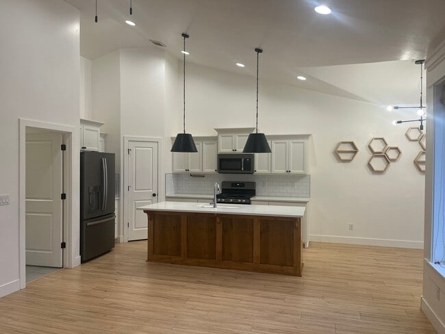 Kitchen - 564 W Sanford St