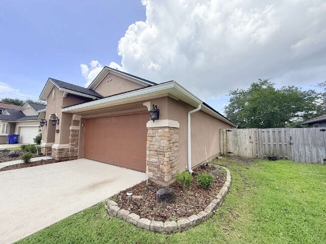 Building Photo - Samara Lakes Home with Fenced Yard