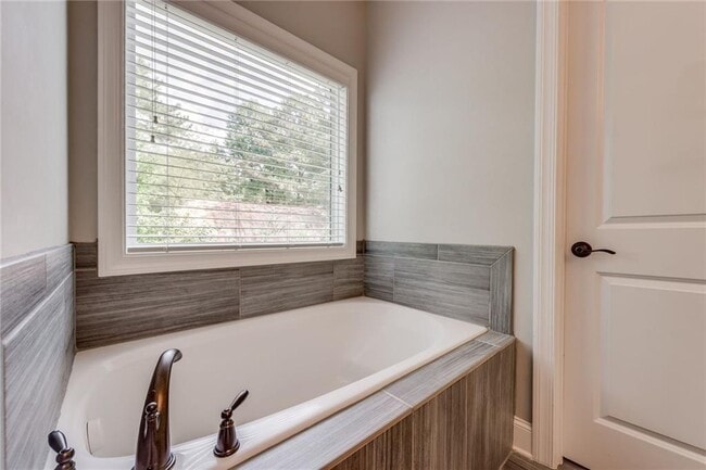 Building Photo - 1265 Linden Ct