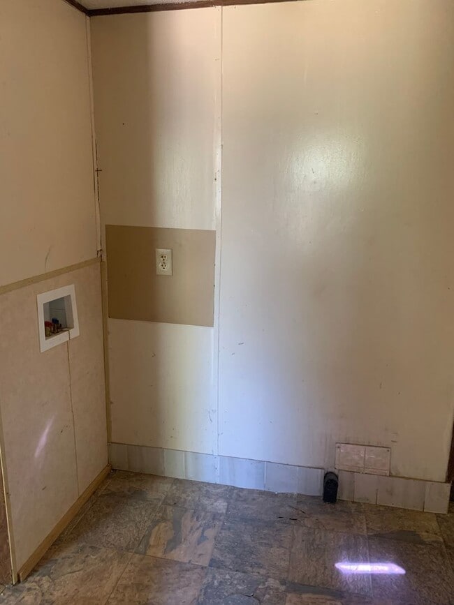 Building Photo - 3 bed, 2 bath, mobile home $800 month, $80...