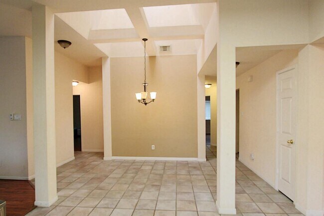 Building Photo - 523 High Meadows Dr