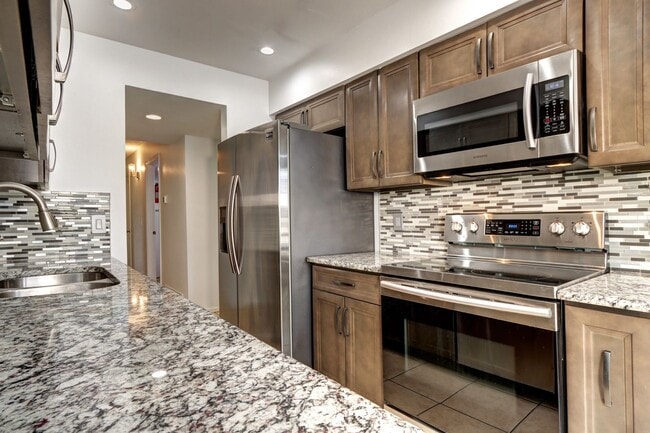 Building Photo - 2 bed 1 bath Condo in Victoria Crossing II