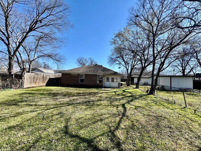 Building Photo - 208 W Franklin Ave