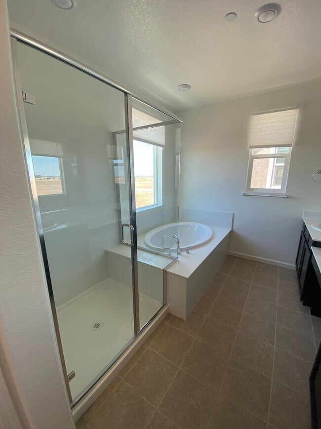Building Photo - Beautifully upgraded Rocklin 4 Bedroom Home with Owned 15 Panel 5kwh Solar!