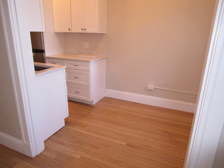 Primary Photo - 122 Riverway