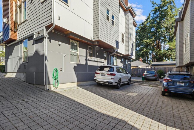 Building Photo - LUXURY MAGNOLIA 3 BED TOWNHOME FOR RENT W ...