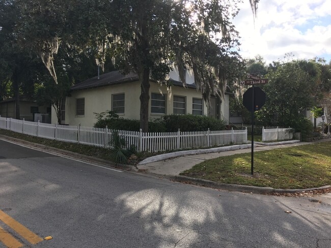 Building Photo - NOT AVAILABLE FOR SHOWING UNTIL MID MAY Home with Beautiful Tuscawilla Park as your yard.