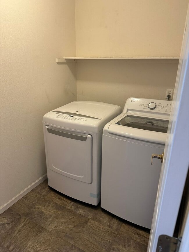 Building Photo - Make this refreshed townhome your own!