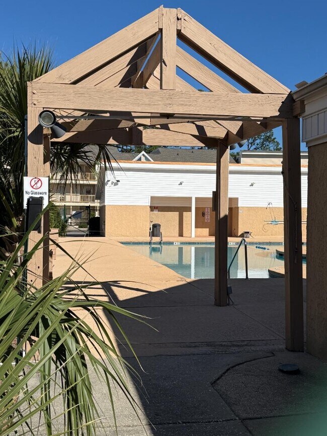 Building Photo - 1095 Plantation Dr W