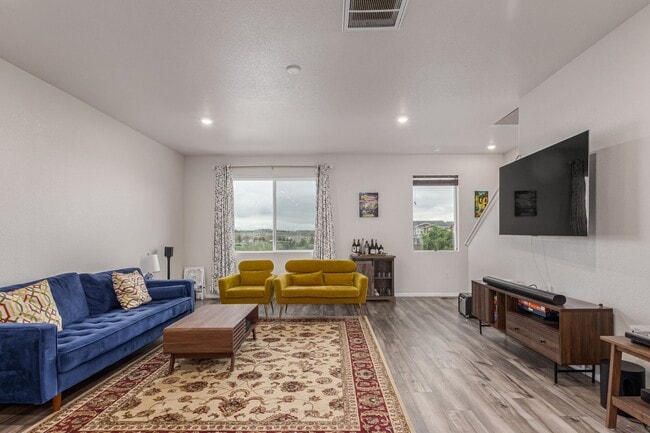 Building Photo - Immaculate, Well-Maintained 3 bed/3.5 Bath...
