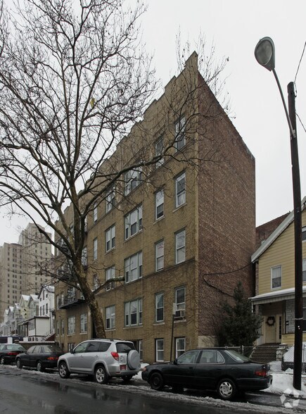 Building Photo - 166 Summit Ave